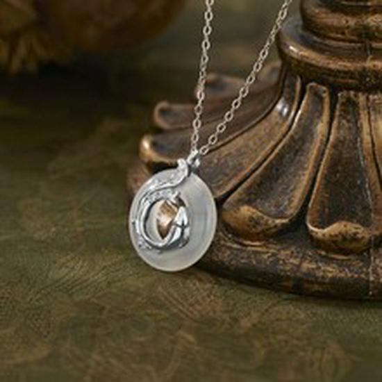 Auspicious Koi Chalcedony Necklace for Women - Luxurious Chinese Style with Safety Buckle and Clavicle Chain.