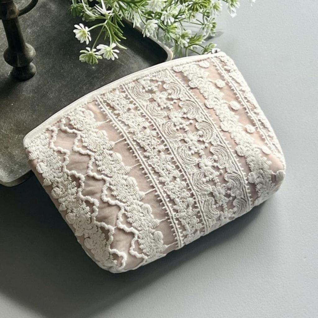 Vivienne 13 x 20 x 5 cm Clio Series Lace Embroidery Accessory Case WK2505A1 [Pouch Beige]
