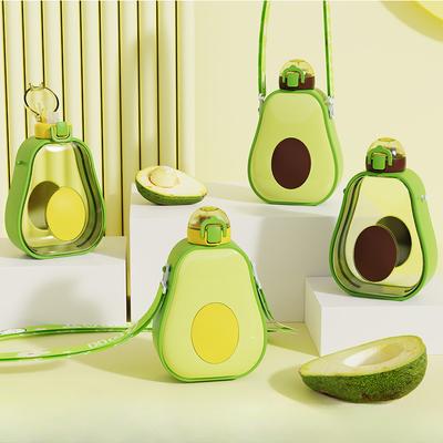 Bottiglia d'acqua creativa da 600 ml con cannuccia Simpatico avocado Plastica Bicchiere d'acqua per bambini Portatile Sport all'aria aperta Viaggio Bevanda