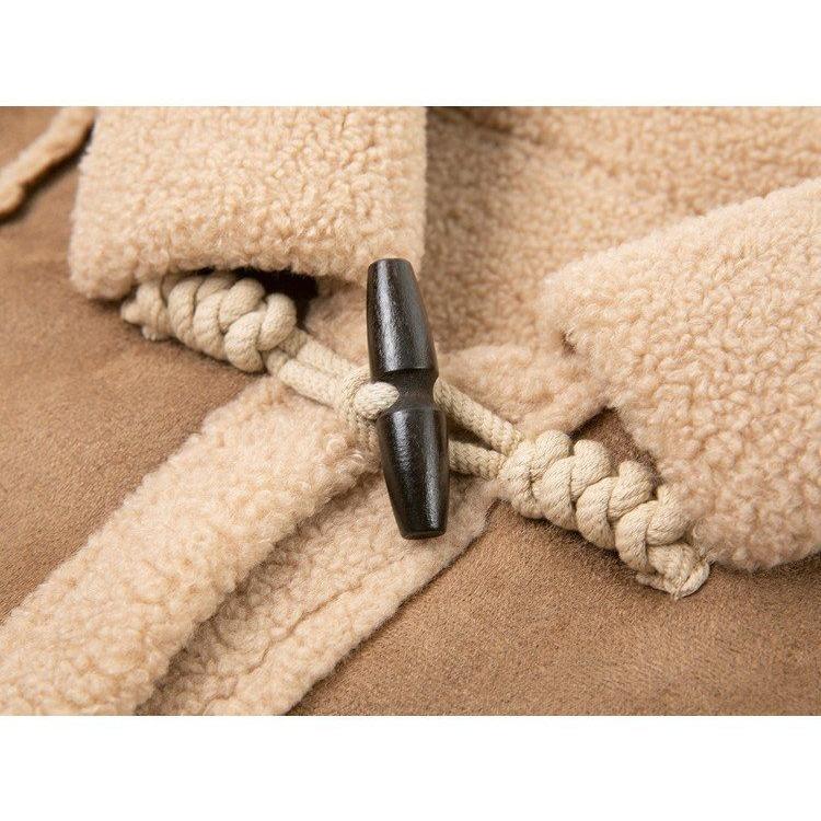 Winterwärme und Stil in einem trendigen, verdickten koreanischen Kurzmantel mit Kunstpelzbesatz, schaffen Sie eine coole und entspannte Atmosphäre.