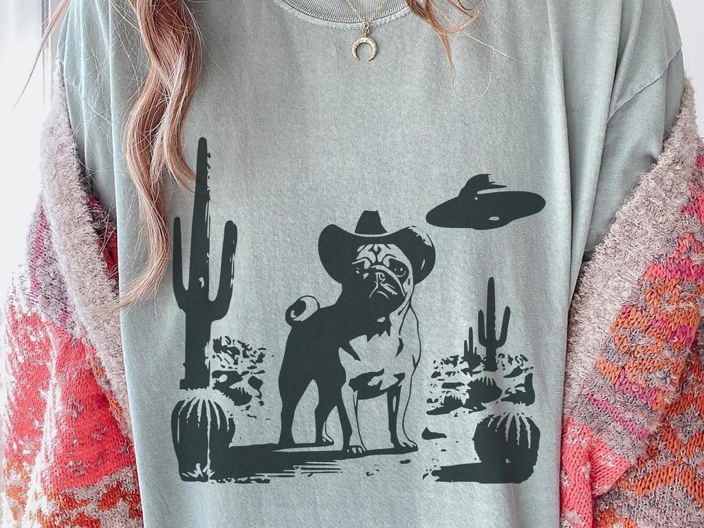 UFO Pug T-Shirt: Western Dog Cowboy Wild West Style Design, Pug Mom or Dad Gift T, Country Pug Owner Ranch Tee with Alien and Dog