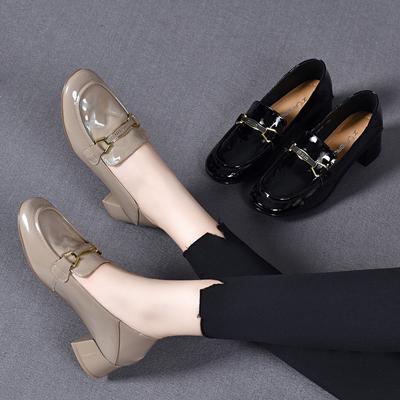 Kleine Lederschuhe Damen Neu Runde Spitze Rinds Lackleder Dicker Absatz Flacher Mund Modische Schuhe Metallschnalle Mittlerer Absatz Damen Einzelne Schuhe