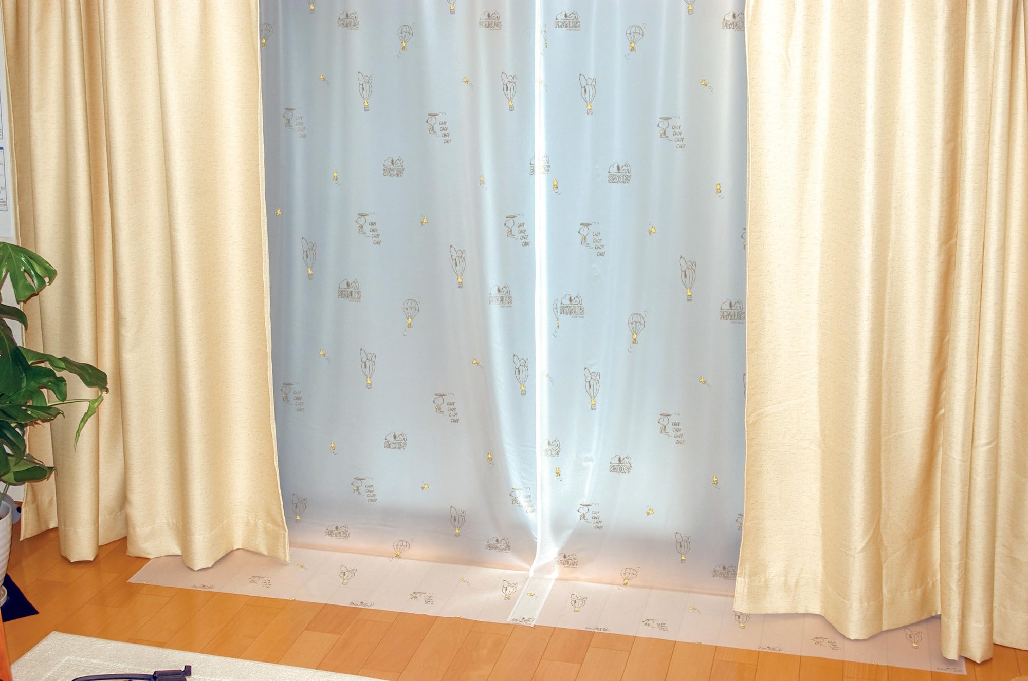 

Meiwa Gravure Snoopy Теплоизолирующая штора 100см x 2 Предотвращает холод Улучшает обогрев и охлаждение Свет УФ Легкая установка Подкладка, 225см, Панели,