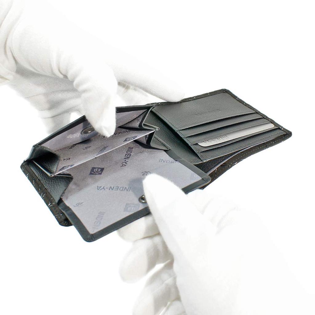 [Inden-ya] Inden Bifold-Geldbörse mit Geldscheinfach und Münzfach, Hirschleder, Schwarz mit schwarzem Lack, Libellenmuster, 2006-01-008