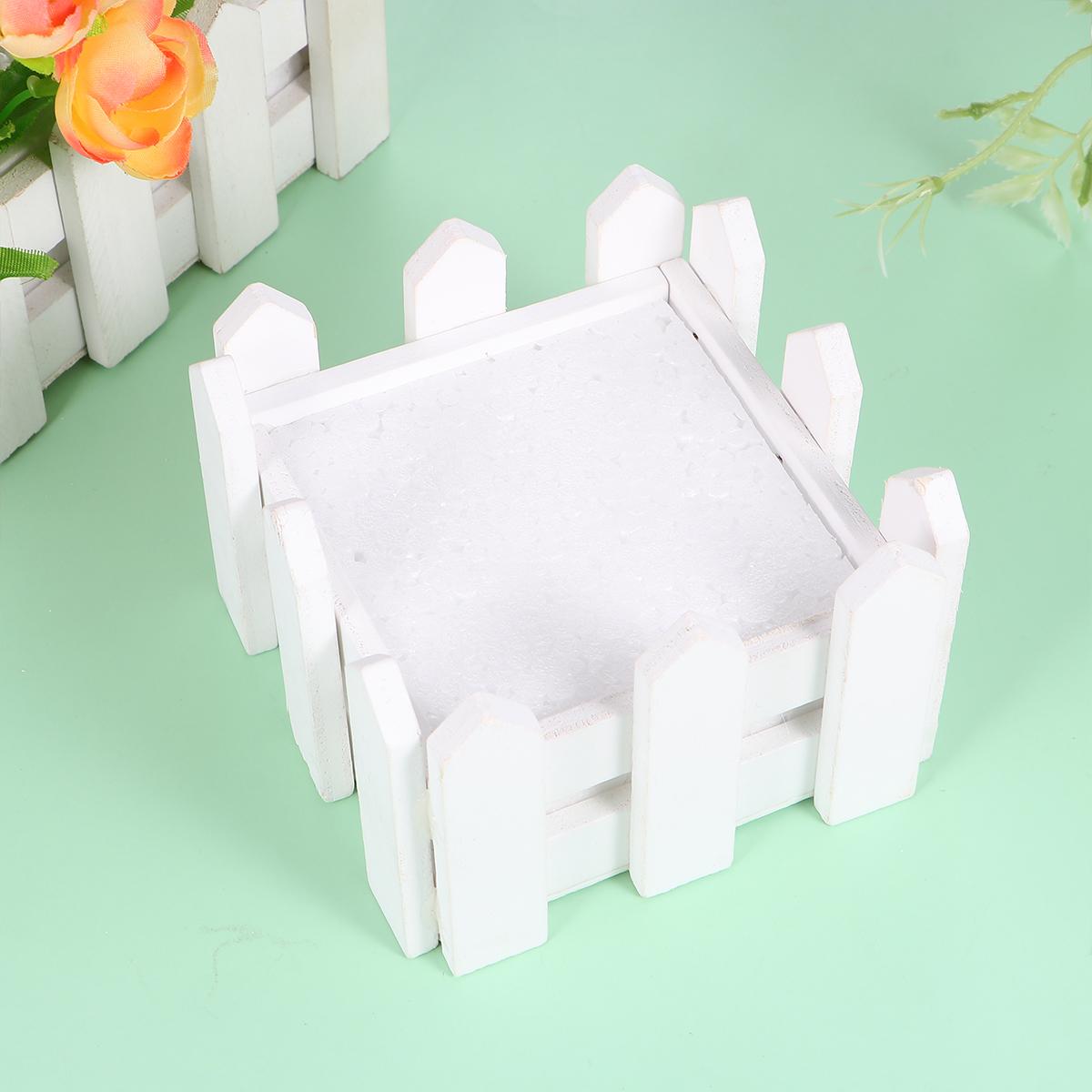 

2 шт. Искусственный пластиковый цветочный горшок, мох и набор ваз, портативный имитирующий цветочный горшок с деревянным забором (белый)