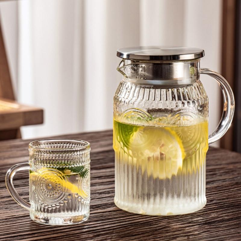 Easy to Cleaning Glass Water Pitcher with Retro Sun Pattern Lid Large Capacity for Family Gatherings and Homes Kitchen Use