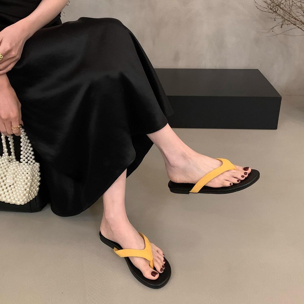 Franska minimalistiska tå sandaler för strandsemester nya sommar mångsidiga kontrasterande färg platta flip-flops damsandaler