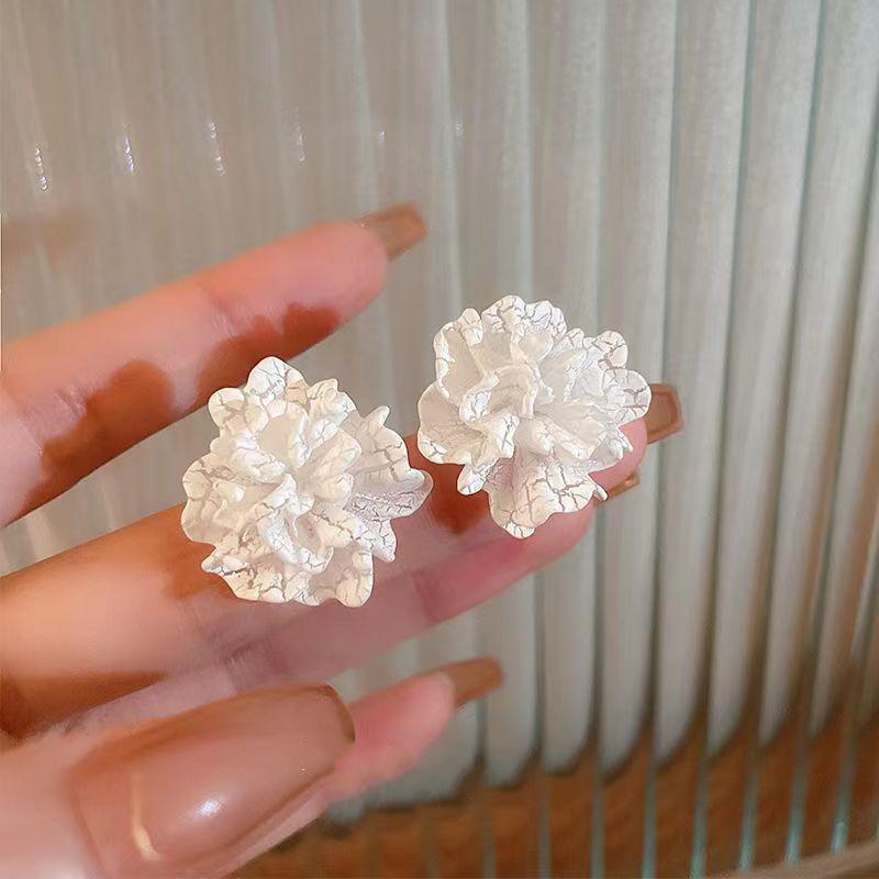 2023 Trendy White Flower Stud Earrings for Women - High-End French Design Summer Accessories белый