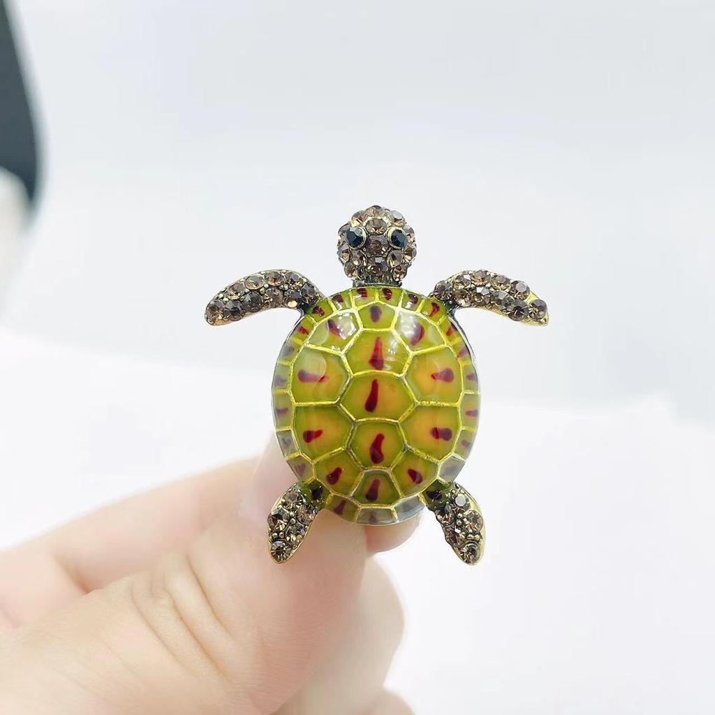 Retro Sea Turtle Brooch with Diamond and Dripping Oil