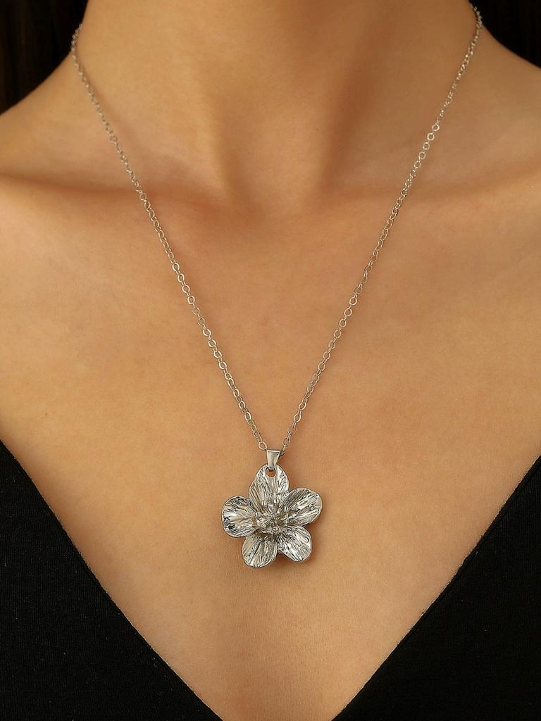 New Simple Metal Wrinkled Stereoscopic Flowers Pendant Necklace for Women Charm Temperament Clavicle Chain Fashion Jewelry Gifts