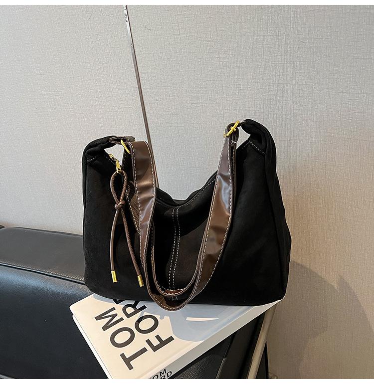 

Популярная в этом году женская сумка 2025 новая осенне-зимняя большая вместительная универсальная сумка-мессенджер через плечо для поездок на работу матовая женская