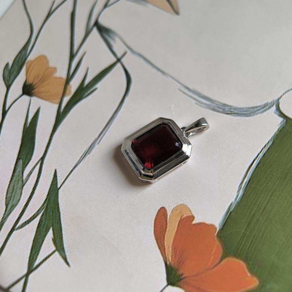 Silver Pendant with Garnet 3.063ct (2181477)