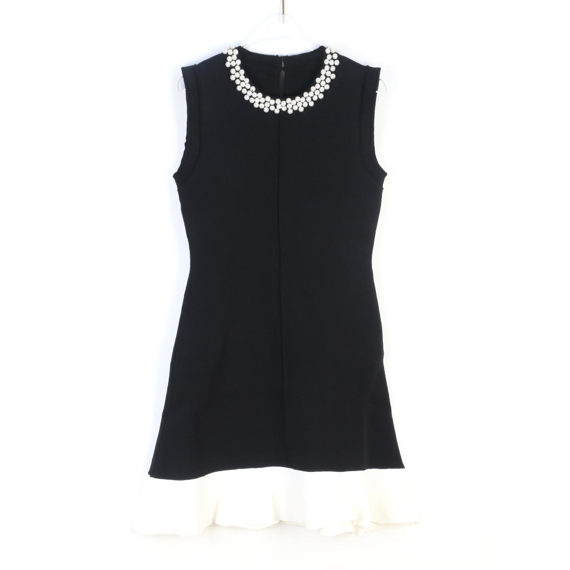 

Весна/Лето 2025 Элегантное платье без рукавов с вырезом горловины, украшенным жемчугом, и оборкой на талии Medium