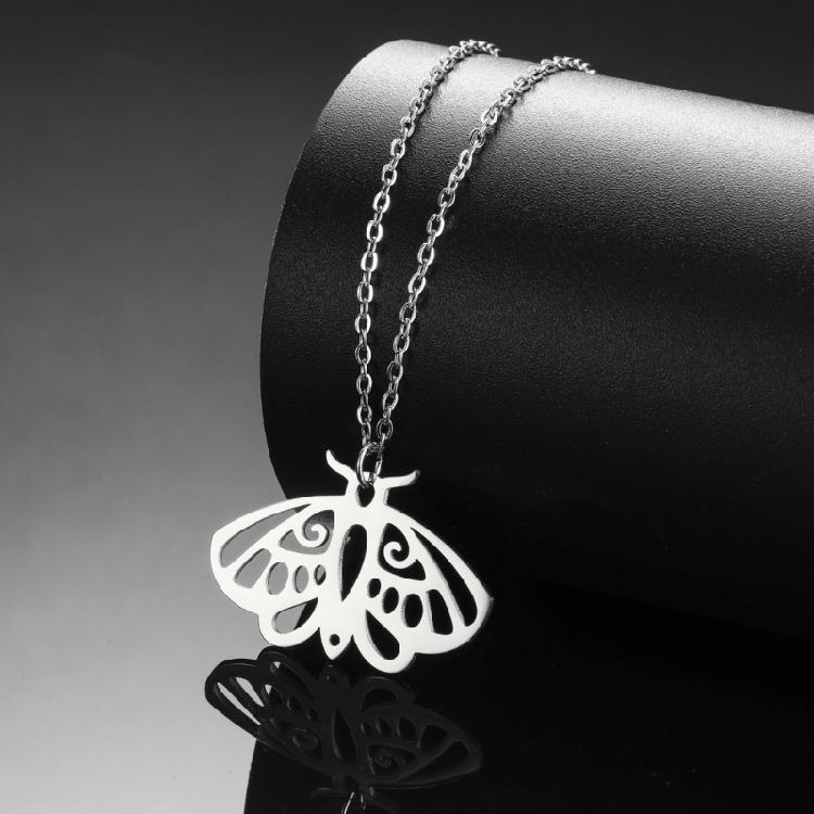 Unisex Aesthetic Punk Style Moth Necklace Elegant Gothic Style Necklace with Animal Pattern Pendant for Fashion Lovers
