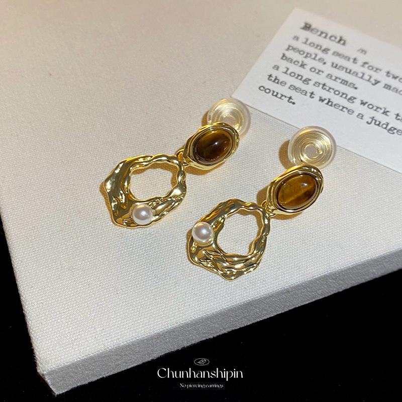 

Niche light luxury tiger s eye stone pearl ear clips without ear holes female retro Maillard stud earrings irregular mosquito coil disc earrings