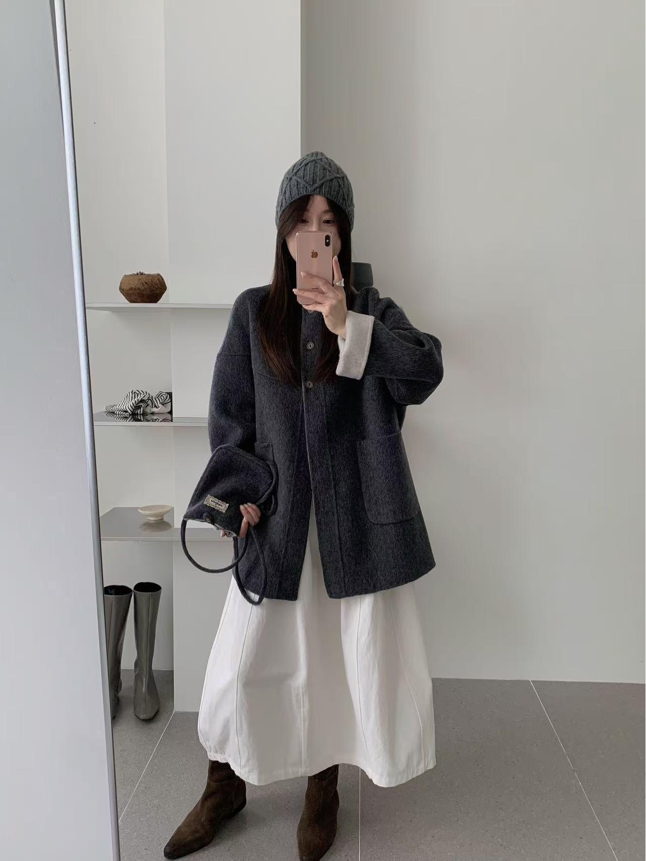 

Женское пальто оверсайз из шерстяной смеси с воротником-стойкой, приталенное, осень 2025, с маленькой сумкой Small древесный уголь/серый