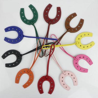 Schlüsselanhänger in Form eines Hufeisens aus PU-Leder in 10 Farben, Handtaschenhalter, Charm-Tasche, Geldbörsenzubehör für Frauen und Mädchen
