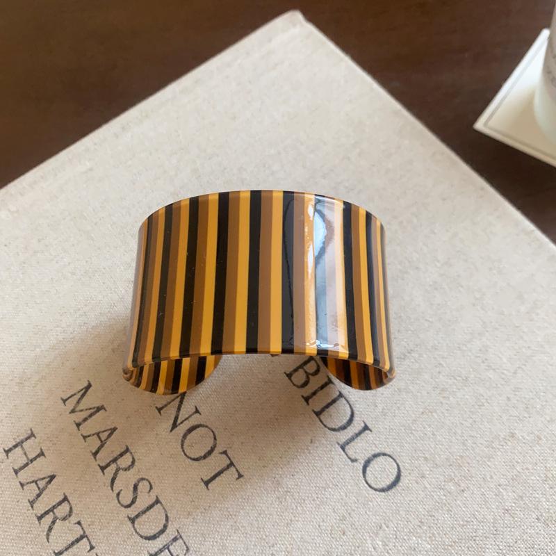 Elegante Bracciale Aperto Geometrico in Acrilico - Braccialetto Versatile di Alta Gamma per Donna