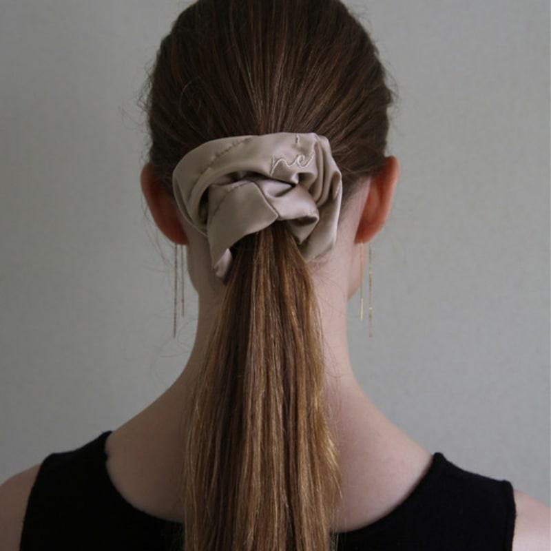 

Атласная резинка-скранчи (бежевый) #ERROR!