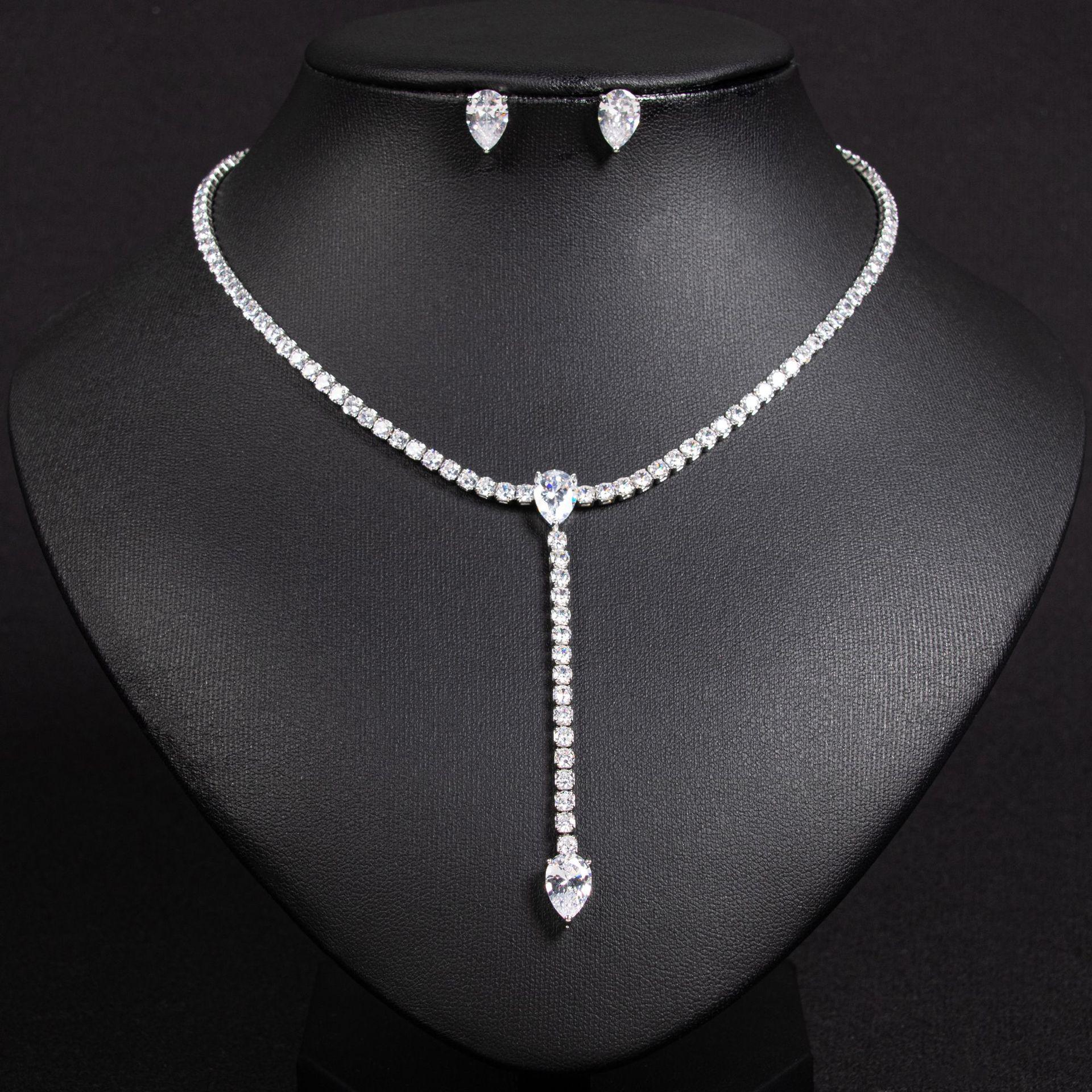 

Комплект серег-пусет и подвески в корейском стиле с цирконами