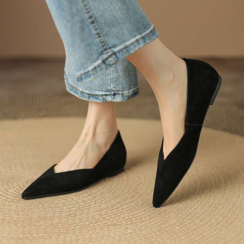Early Spring New Black Versatile and Thin Pointed Head Light Mouth Retro Matte Flats Large Size V Single Shoes Women's Autumn Shoes