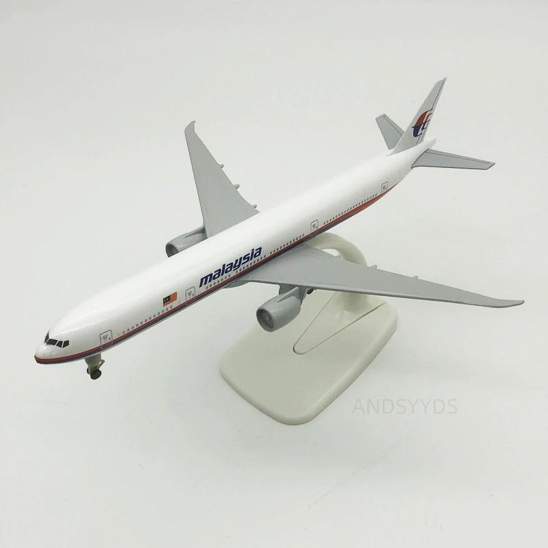 Collection Model B777 Malaysia Airways Aircraft 20cm Diecast Metal Alloy 1/400 Scale Plane With Airplane Stand Aviation Ornament