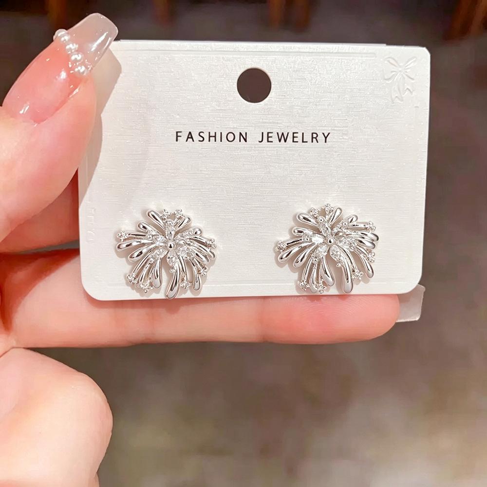 Custom Elegant Zirconia Flower Earrings for Women - Lightweight, Versatile, Fashionable Daily Accessory
