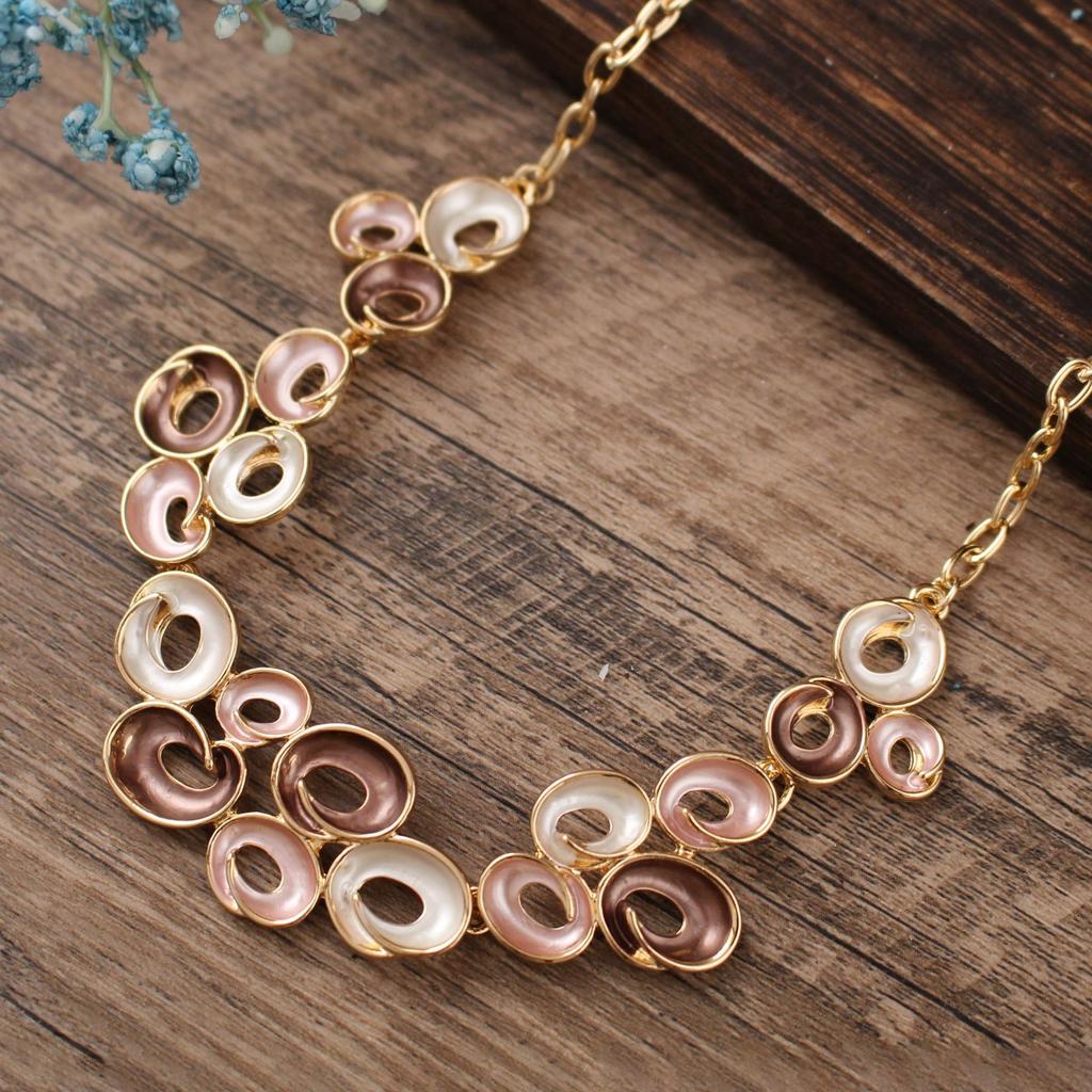 New color painting oil geometric hollow round flower necklace, fashionable and high-end women's versatile neck chain
