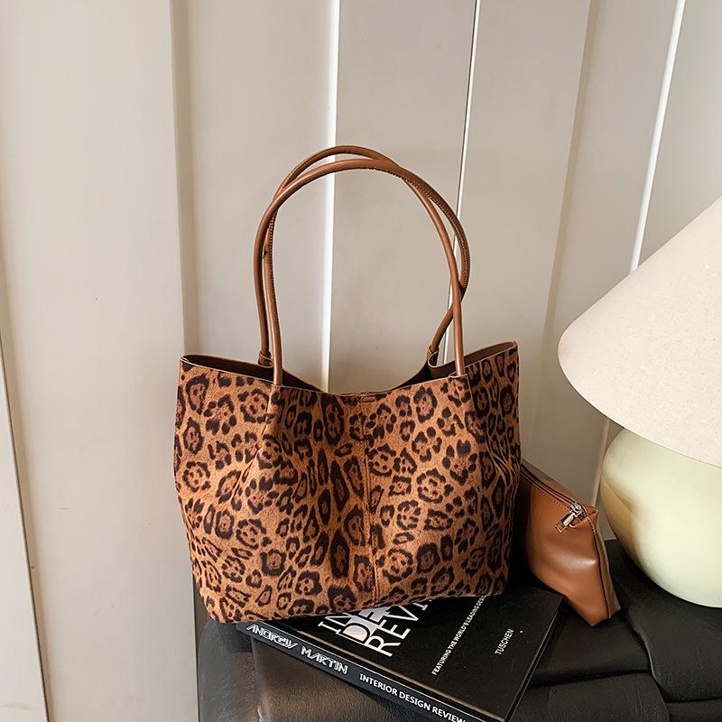 

Retro leopard print suede niche tote bag 2025 autumn new Korean version fashionable large-capacity commuter shoulder bag коричневый