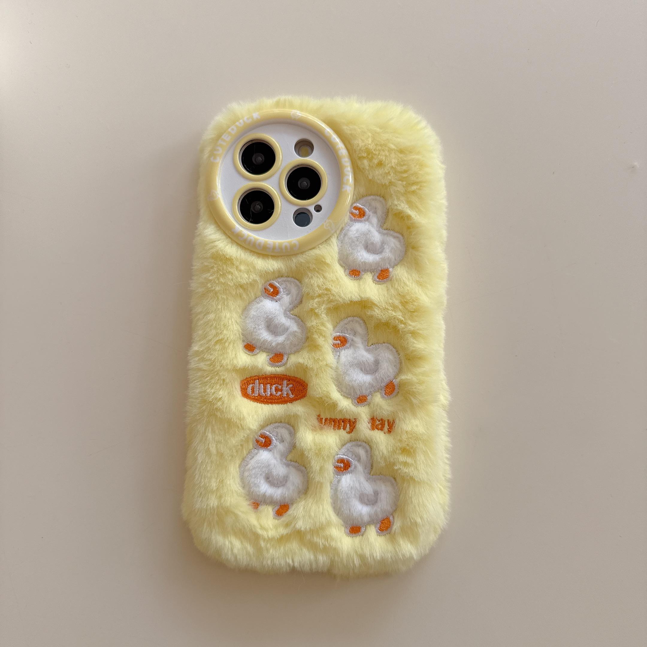 

Милый вышитый плюшевый чехол для телефона с уткой, осенне-зимние теплые мультяшные плюшевые аксессуары для телефона для iPhone 16 Pro Max For iPhone 16