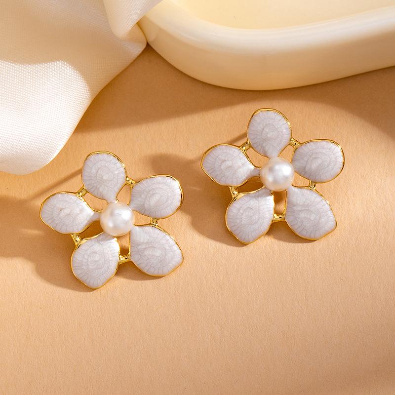 Fashionable Titanium Steel Pearl Flower Stud Earrings for Women: Stylish Stainless Steel Hollow Design in Cold Style.