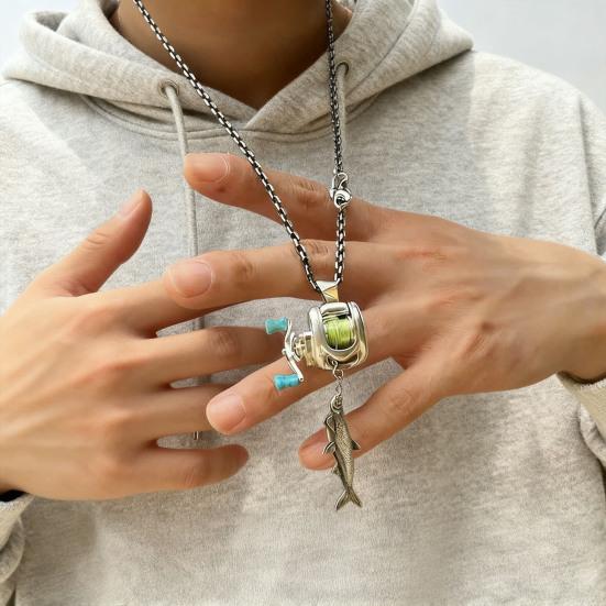 Męski Naszyjnik Miniaturowy Kołowrotek Wędkarski Wisiorek Rączka Kręcąca Choker Pierścień Prezent dla Wędkarza Akcesorium dla Pasjonata Wędkarstwa