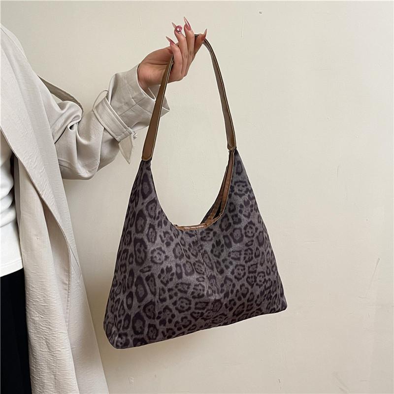 

Leopard print niche design sense, high-end versatile tote bag, women s large-capacity work commuting shopping temperament shoulder bag