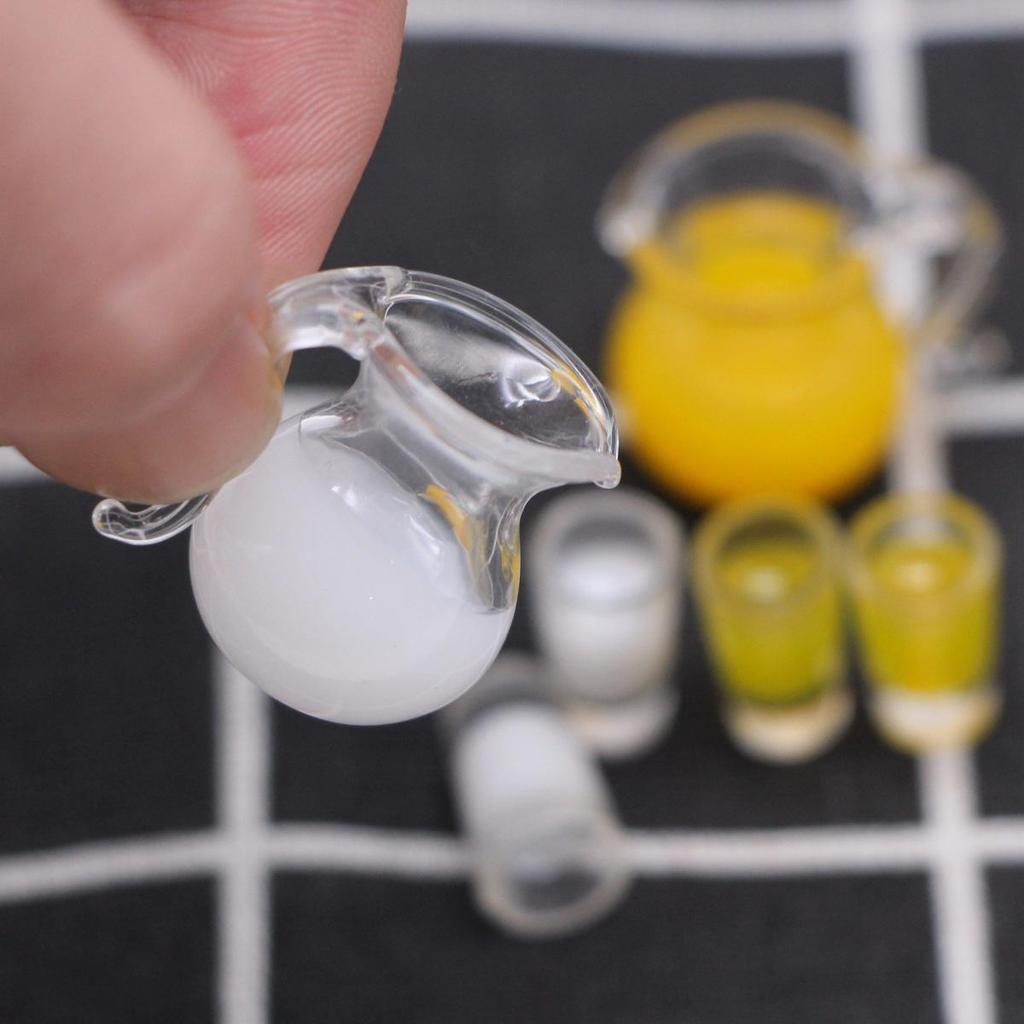 Miniatur-Lebensmittel-Spielset: Glas Milch- & Orangensaftbehälter für Puppenhausszene