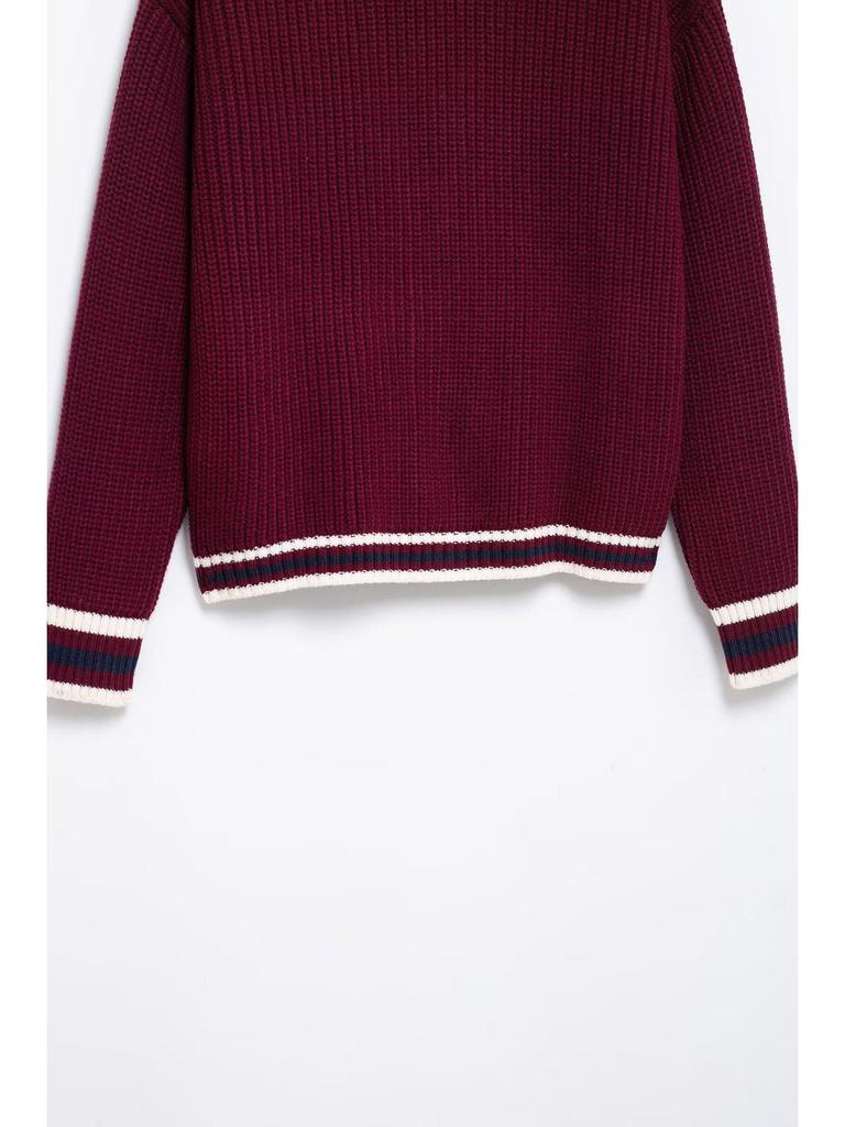 Dámský kardigan s výstřihem do V na jaro 2025 ve streetovém stylu