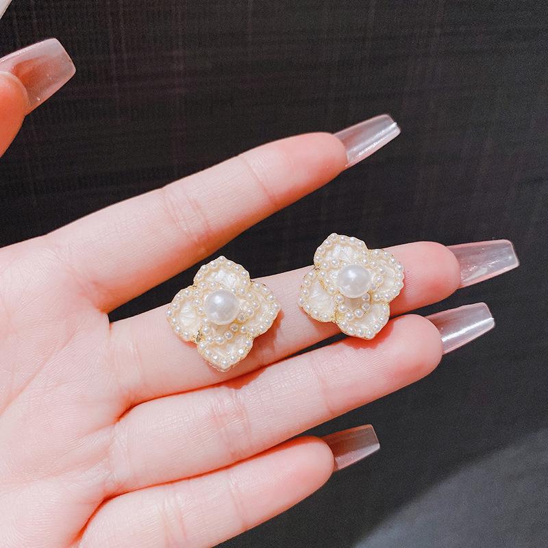 Boucles d'oreilles créatives à clous avec fleurs de camélia en émail perlé pour femmes, simples, mode, douces, personnalité, tempérament, bijoux minimalistes