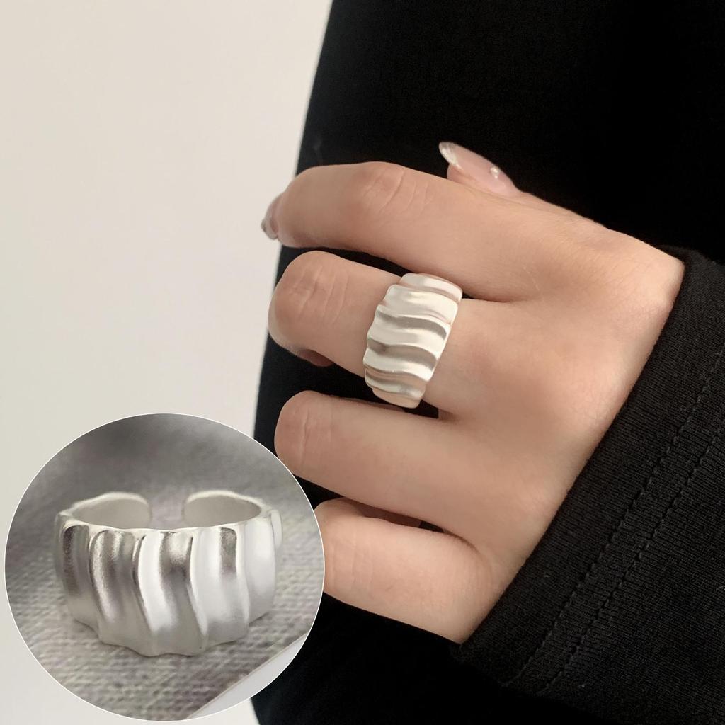 Eleganter gefrosteter matter breiter offener Ring für Damen - S925 versilbert, trendiger INS-Stil