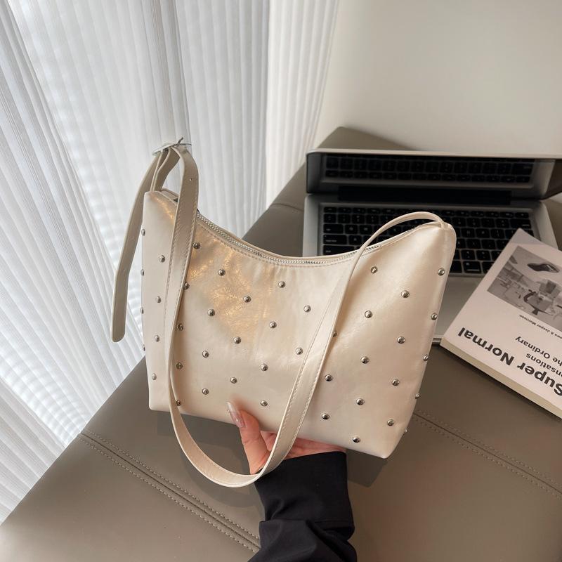 

Сумка большой вместимости женская летняя новая модная нишевая сумка через плечо с заклепками, сумка-мессенджер для通勤, сумка-пельмень бежевый