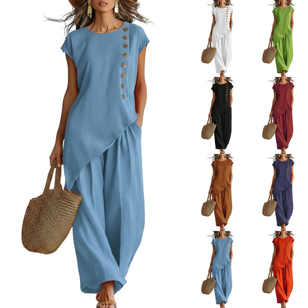 Completo da donna alla moda composto da camicia a maniche corte con bottoni e scollo rotondo, e pantaloni a gamba larga