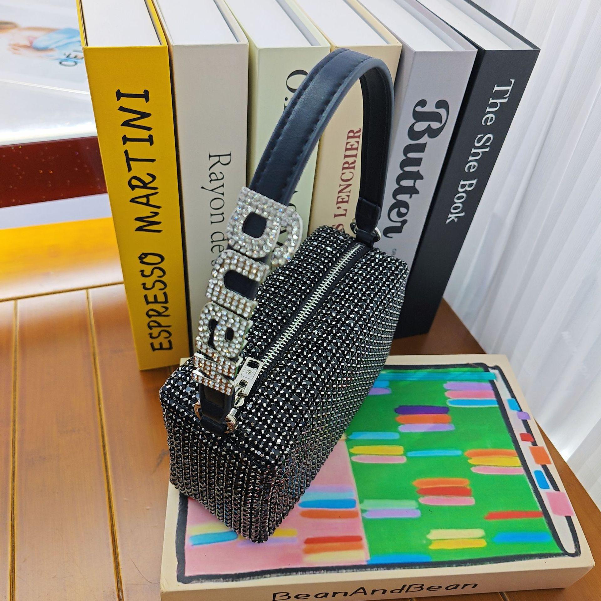 

Роскошная сумка через плечо со стразами — женская, летняя версия 2025 г.