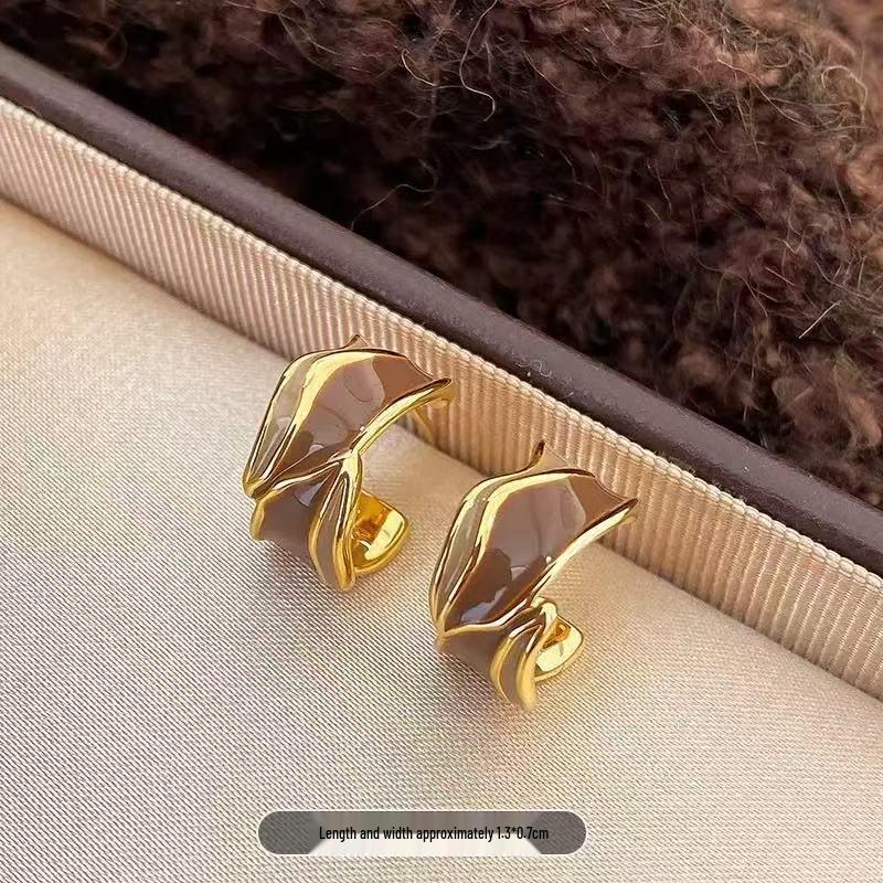 French Retro Myer Brown C-shaped Stud Earrings - Versatile, Simple, High-end Niche Design for Women.