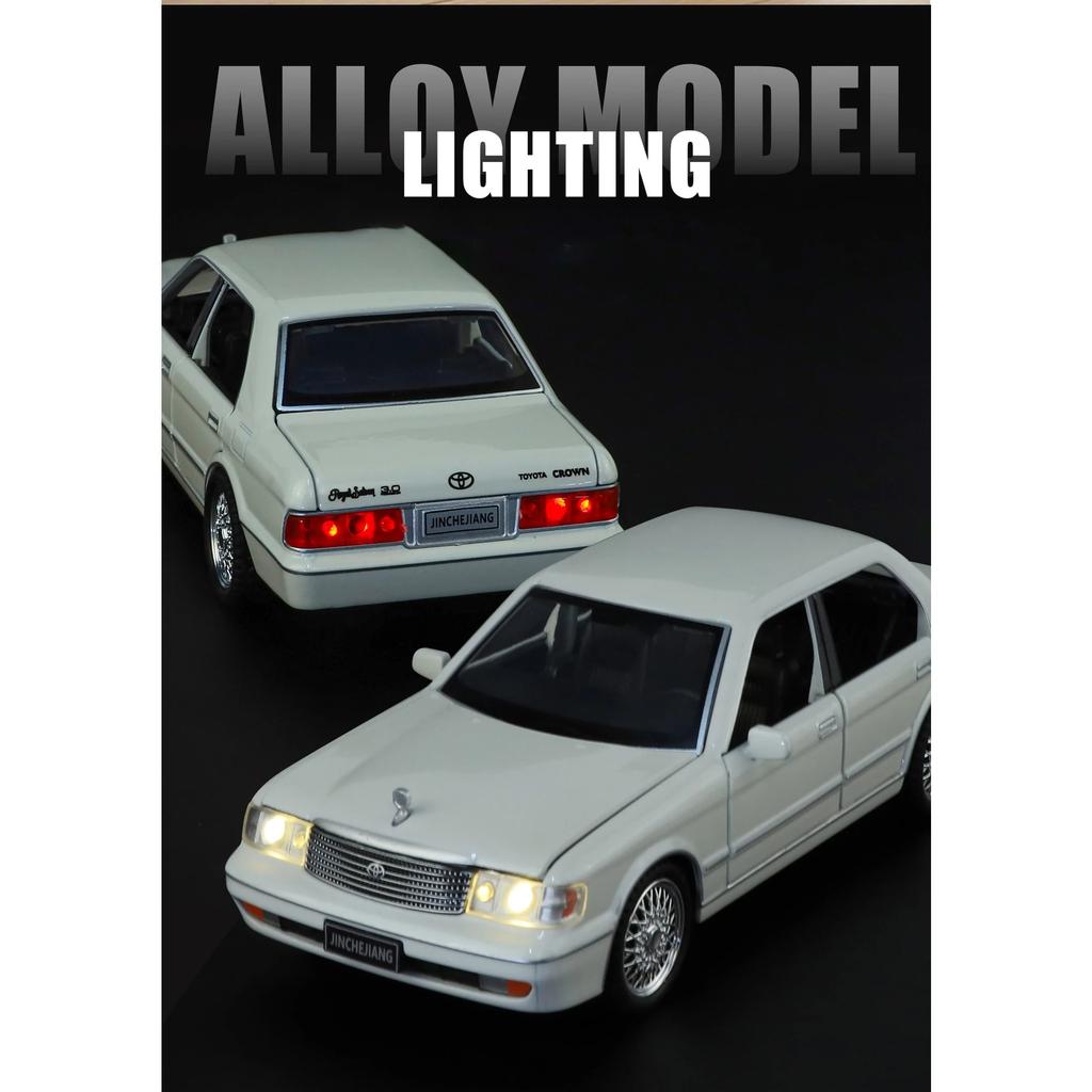 1/32 Toyota Crown Alloy Model Car Toy Diecasts Metal Casting Sound and Light Car Toys For Children Vehicle