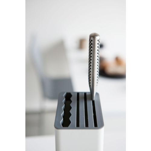 Stojan na kuchyňský nůž a nůžky Yamazaki Jitsugyo bílý Přibl. Š11 x H7 x V22,3 cm Stojan na talířový nůž Držák na nože 3511