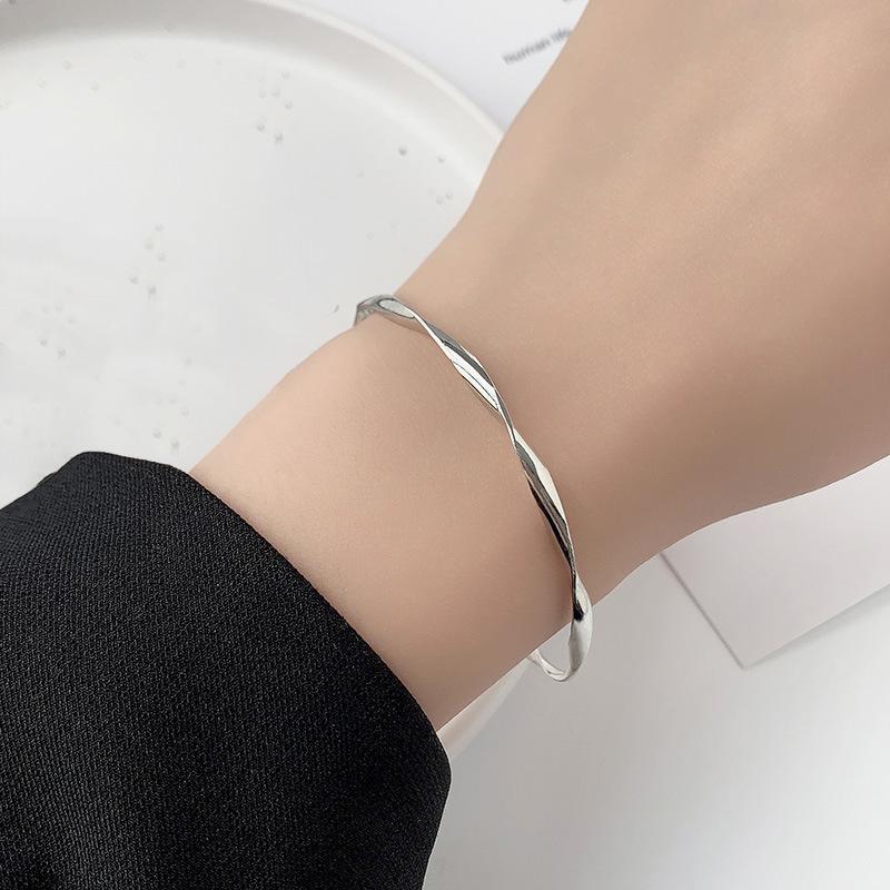 Mobius Women's Cold Style Fashionable Bracelet - Elegant, High-End Women's Jewelry & Accessories