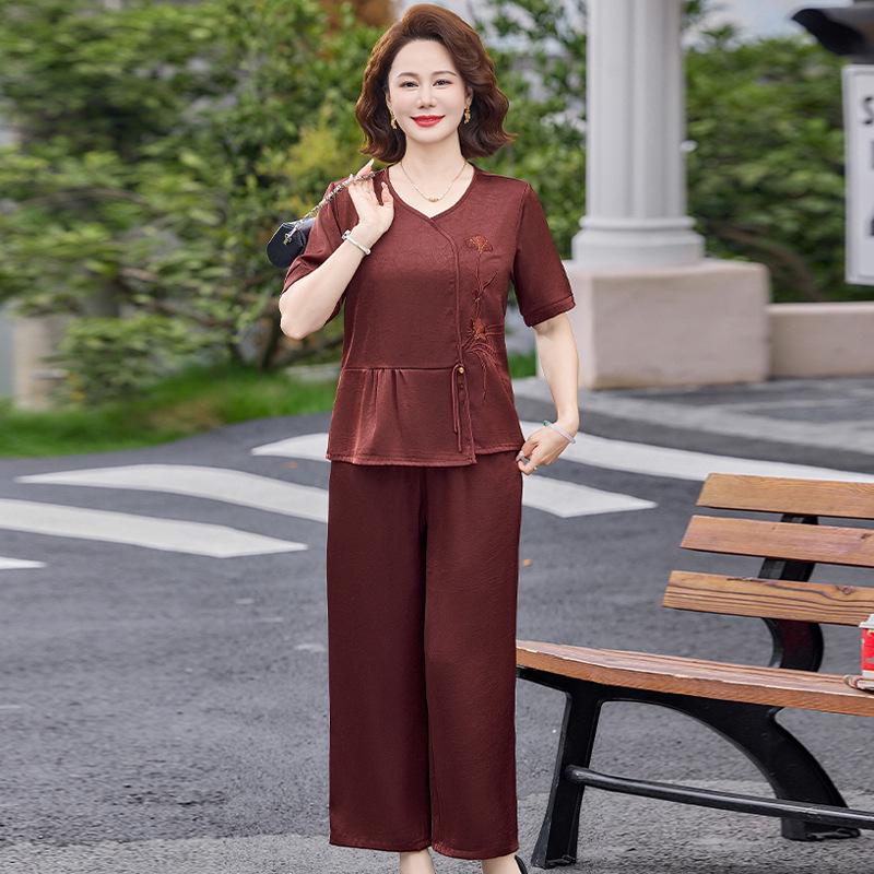 Elegantes Sommer-T-Shirt und Shorts Set mit Stickerei für reife Frauen