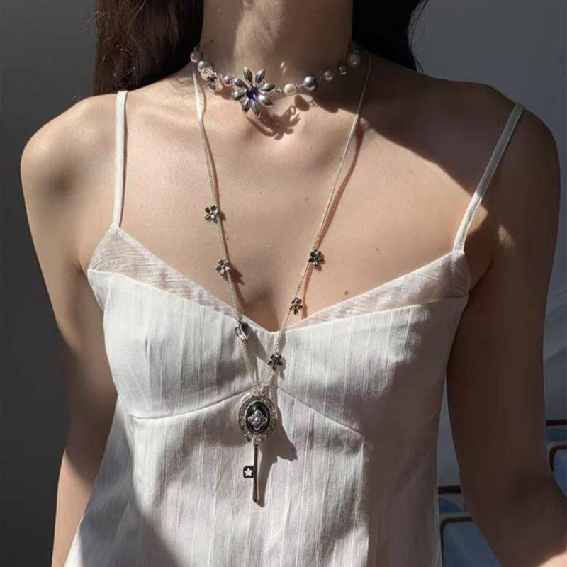 Mysterious Key Pendant Necklace Feature Adjustable Chain Length Gold/Silver Key Charm Collarbone Chain Gift