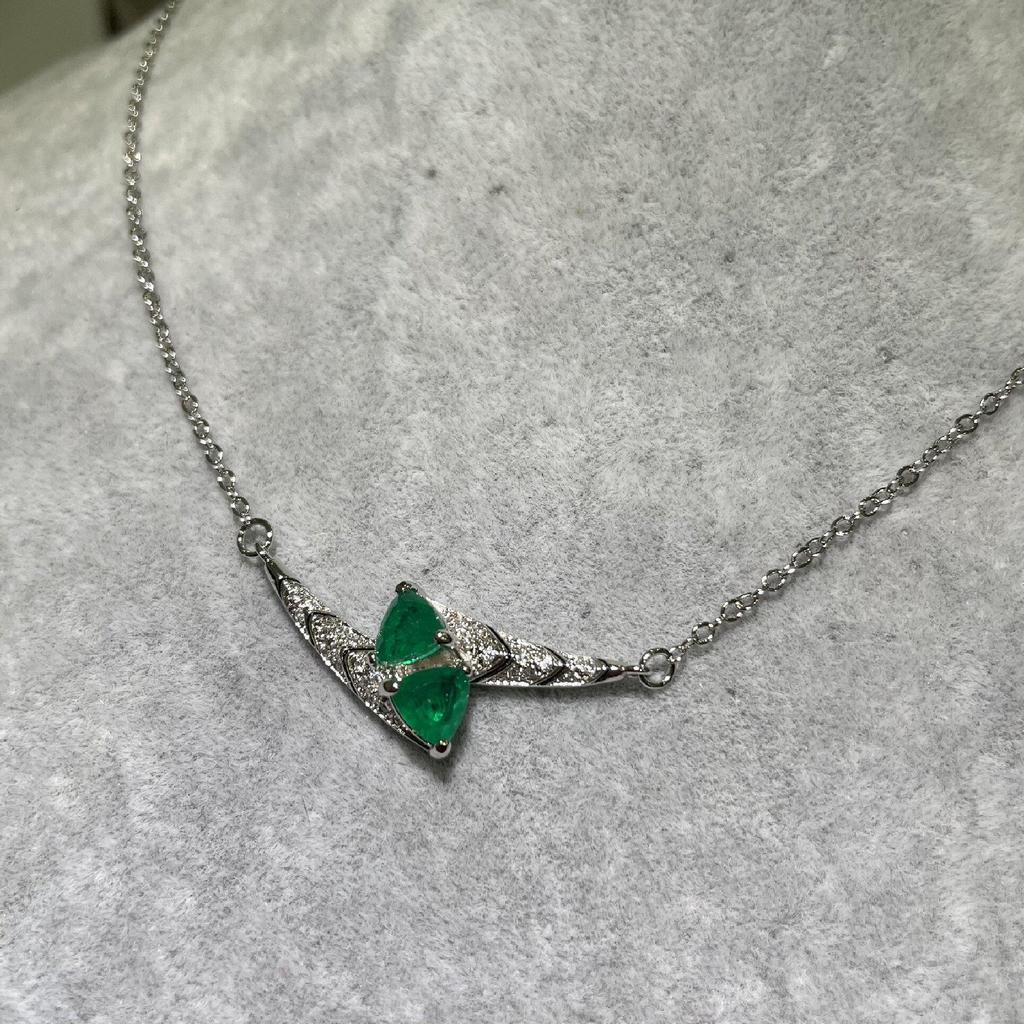 Luxurious Art Deco Women's Emerald Cotton Ring and Colombian Muzo Green Crackle Bracelet