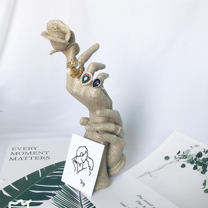 Nordic Creative Resin Hand Models Ring Holders Bracelets Jewelry Display Racks Counter Ring Display Props Rose Hands Wedding Decorations Ornaments