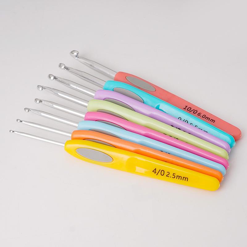 Regenbogen Häkelset: 8 handgefertigte DIY-Stricktaschen mit buntem Wollgarn zum Pullovermachen, rutschfeste Häkelnadeln