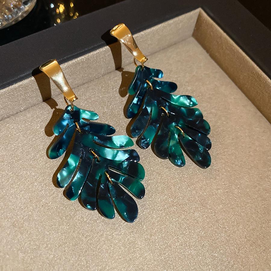 

Resin smudged leaves pendant earrings light luxury earrings European and American exaggerated earrings women